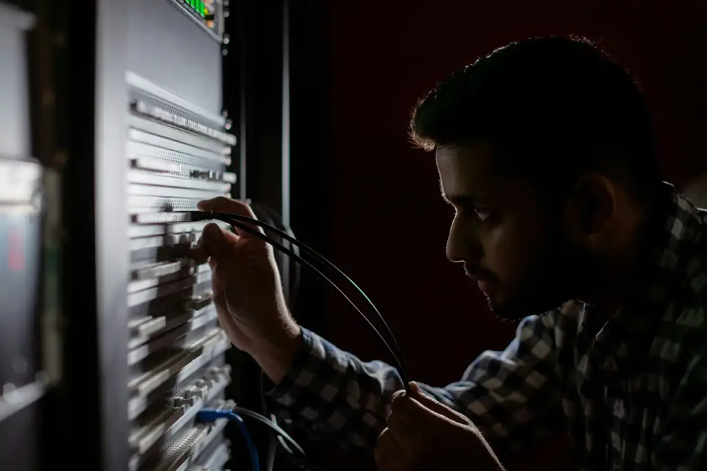 Tecnologia de fibra óptica padrão atinge recorde de transmissões de 1,53 petabit por segundo