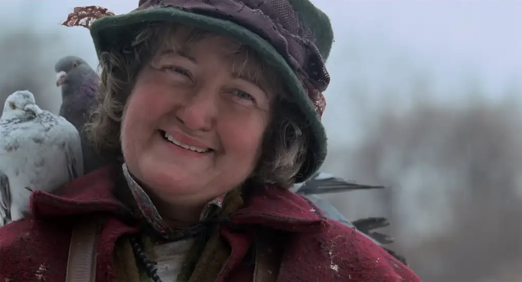 Brenda Fricker, atriz irlandesa que eternizou a inesquecível “Senhora dos Pombos” em Esqueceram de Mim 2, morreu no dia 16 de julho de 2026, aos 81 anos, em Dublin, na Irlanda, após enfrentar problemas de saúde relacionados à insuficiência cardíaca.