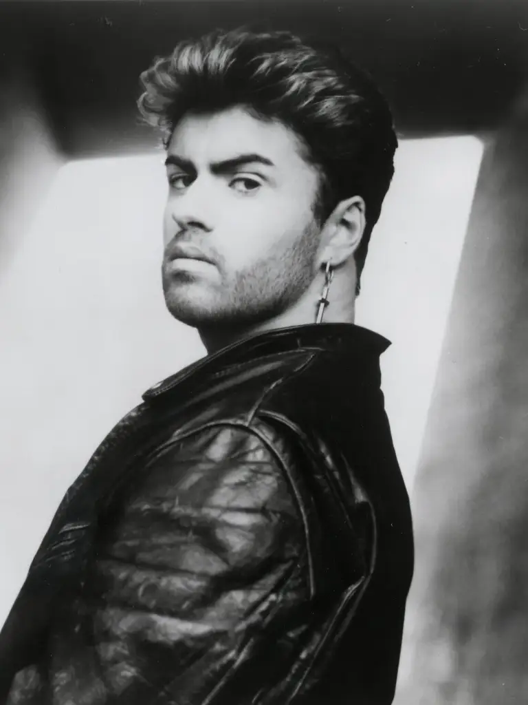 Na manhã de Natal de 2016, enquanto milhões de pessoas celebravam com suas famílias, o mundo se despedia de George Michael. Ele tinha apenas 53 anos.