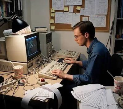 Antes do Linux existir, poucos imaginavam que um estudante conseguiria desafiar gigantes da tecnologia.